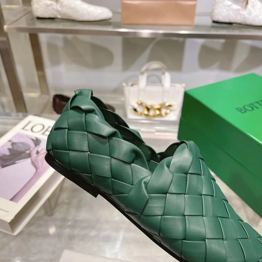 [BV] Top P: 760💰Size for couples: 35-44 (Female 34.40.41. Male 38 45. Custom-made and non-returnable) (Bottega Veneta) Genuine leather outsole classic woven beanie shoes, set of feet and heels for two wears Blessed are the little feet👣👣Comfortable casual shoes that can be worn all year round, made of imported first-layer sheepskin➕fine-quality sheepskin leather, imported sheepskin lining, luxury genuine leather outsole [rose][rose], Bottega Veneta is an Italian luxury brand. Made using traditional Italian leather craftsmanship. .